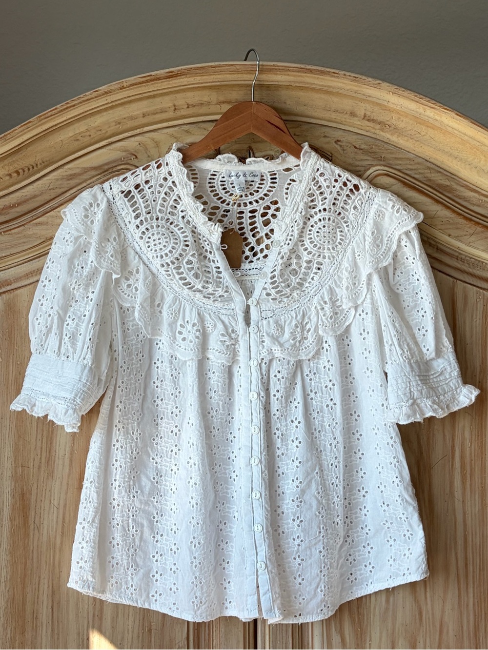 Lucky & Coco White Eyelet Lace Ruffled Button-Down Top Women’s Blouse Size Large